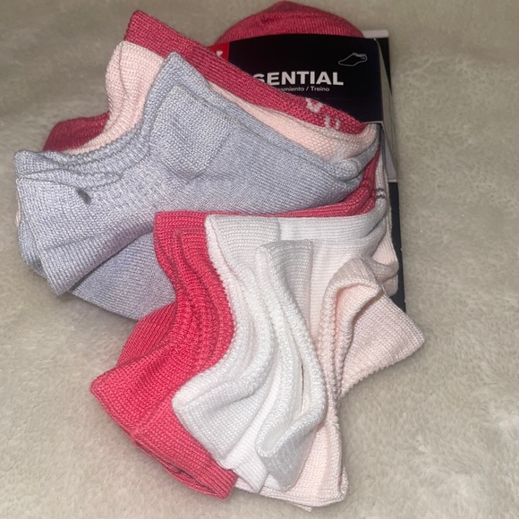 COPY - ❤️NEW!!!❤️ UnderArmour 6 pairs in a pack. No show. - Picture 3 of 8